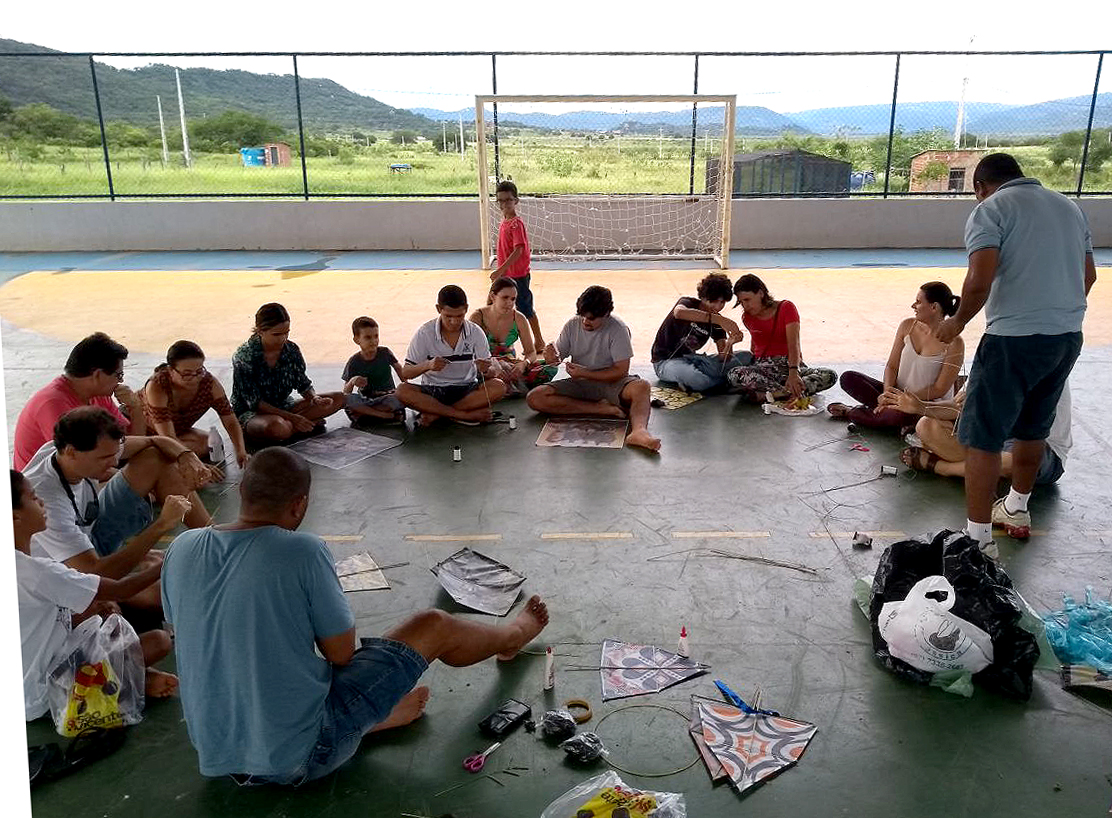 grupo sentado confeccionando pipas