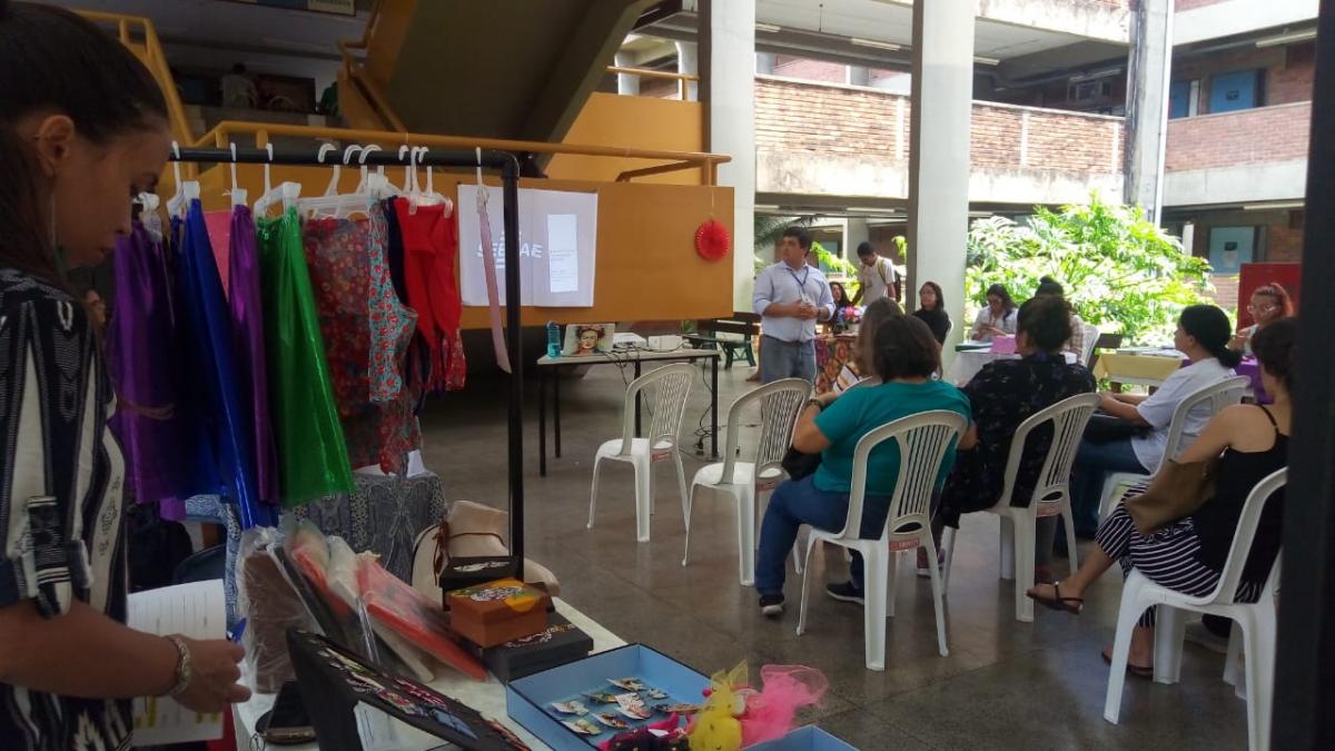 palestra sendo realizada num pátio do centro de ensino de graduação da ufrpe