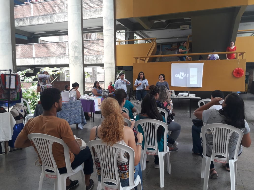 palestra sendo realizada num pátio do centro de ensino de graduação da ufrpe