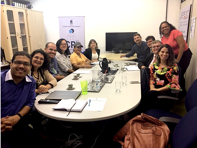 integrantes da reunião sentados ao redeor de uma mesa