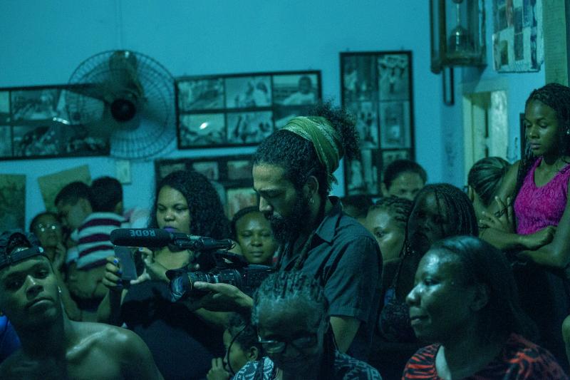 foto renan e pessoas em seu entorno