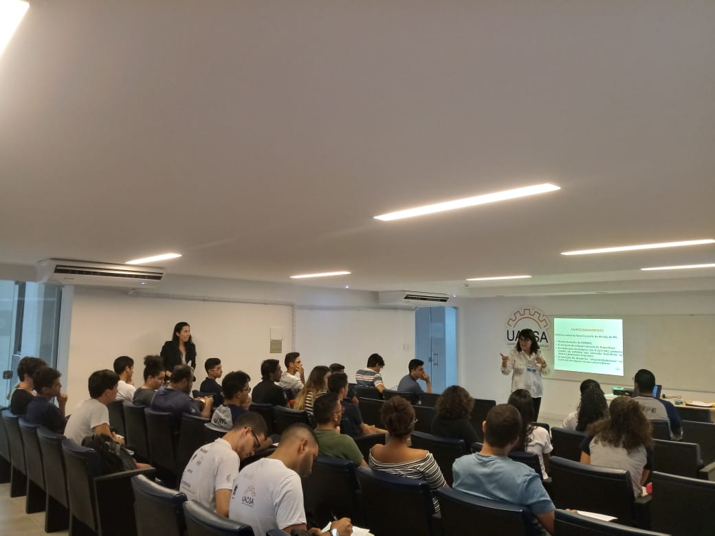 palestra sendo realizada no auditório da UACSA